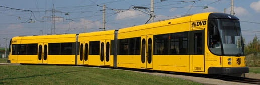 Foto Gelbe Straßenbahn des Typs NGT D8DD